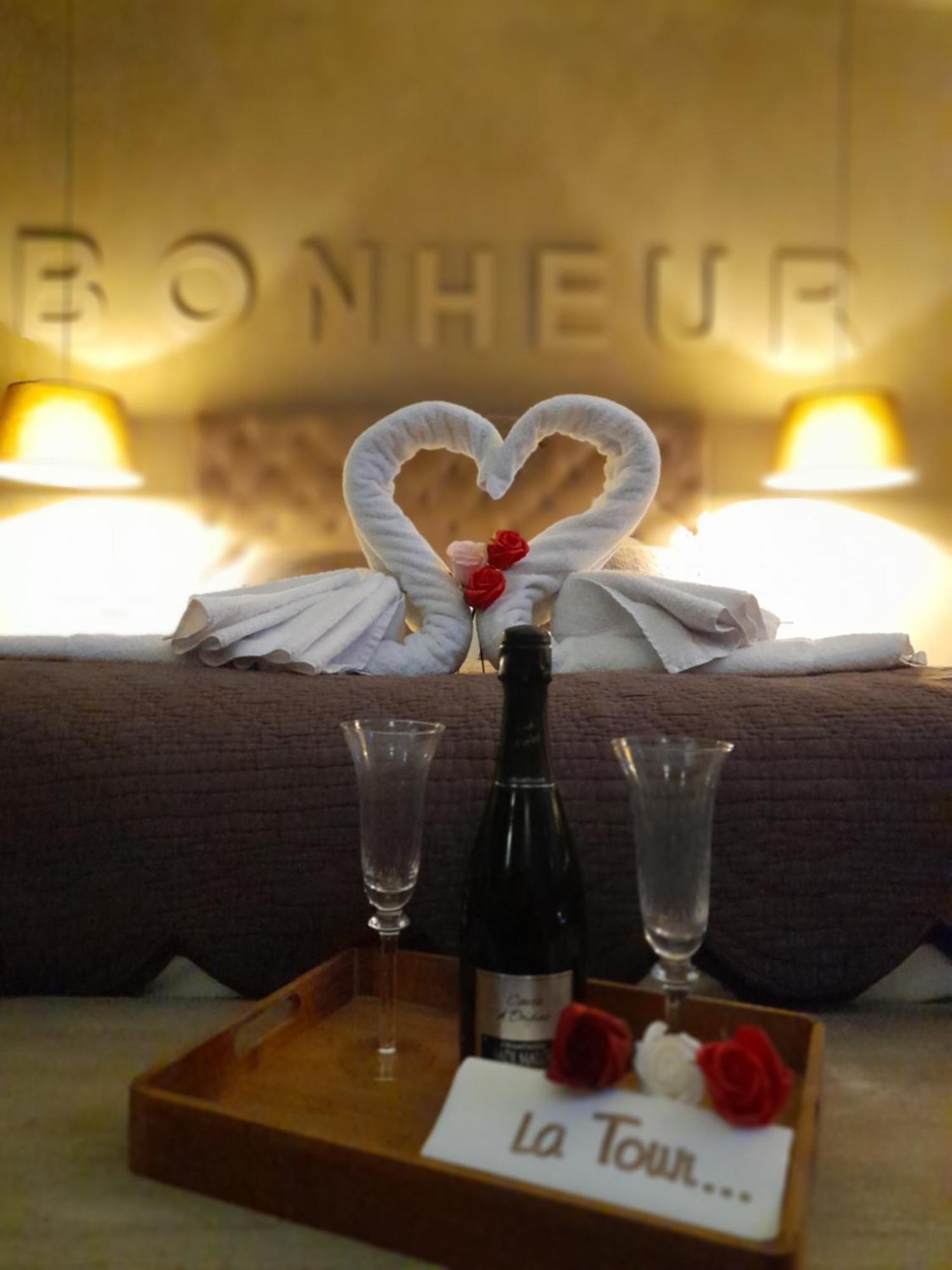 โฮเต็ล เดอลา ทัวร์ โคคูนนิ่ง เอ็ท แกสท์โรโนมี่ Hotel ชาตีลง-ซูร์-ชาลาโรนน์ ภายนอก รูปภาพ
