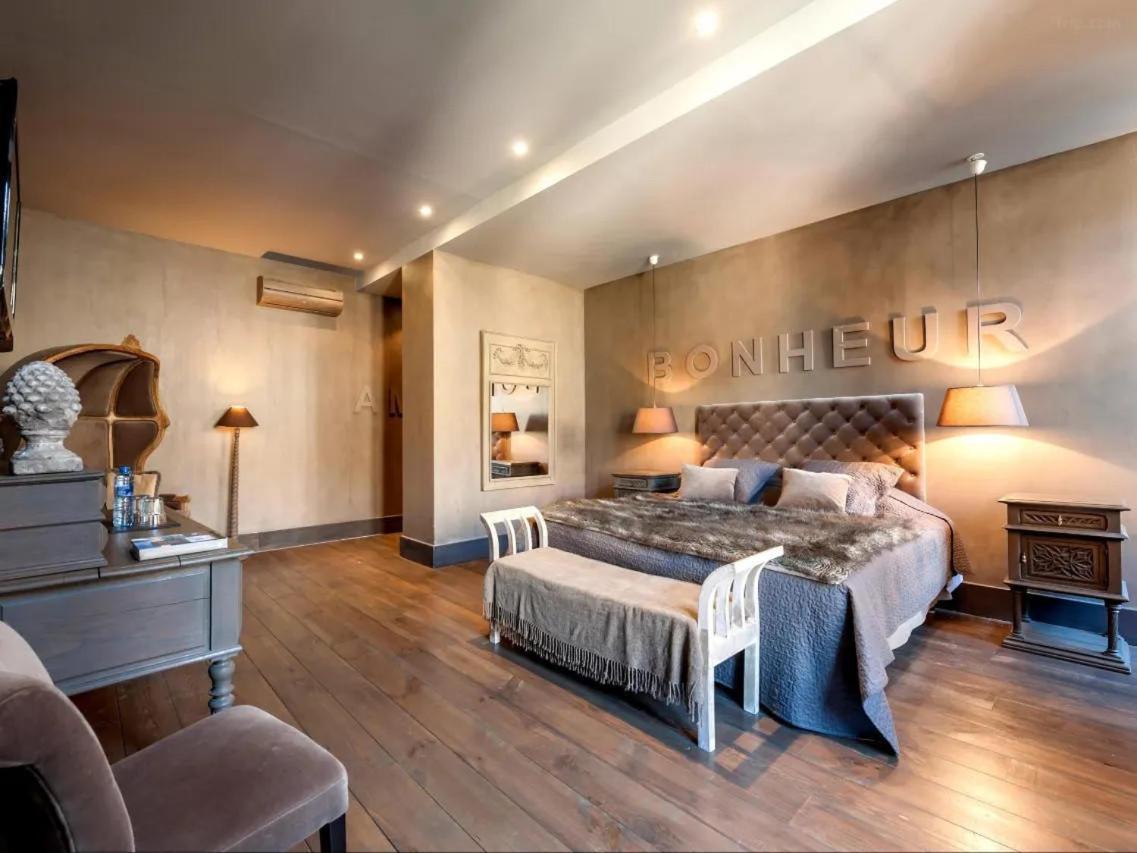 โฮเต็ล เดอลา ทัวร์ โคคูนนิ่ง เอ็ท แกสท์โรโนมี่ Hotel ชาตีลง-ซูร์-ชาลาโรนน์ ภายนอก รูปภาพ