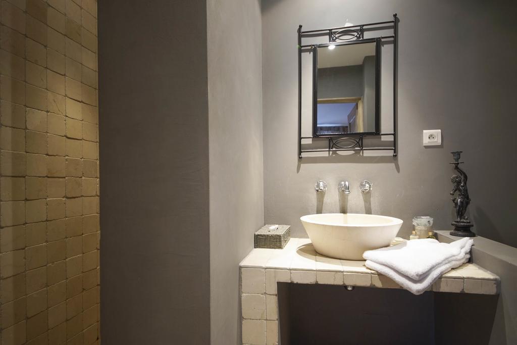 โฮเต็ล เดอลา ทัวร์ โคคูนนิ่ง เอ็ท แกสท์โรโนมี่ Hotel ชาตีลง-ซูร์-ชาลาโรนน์ ภายนอก รูปภาพ