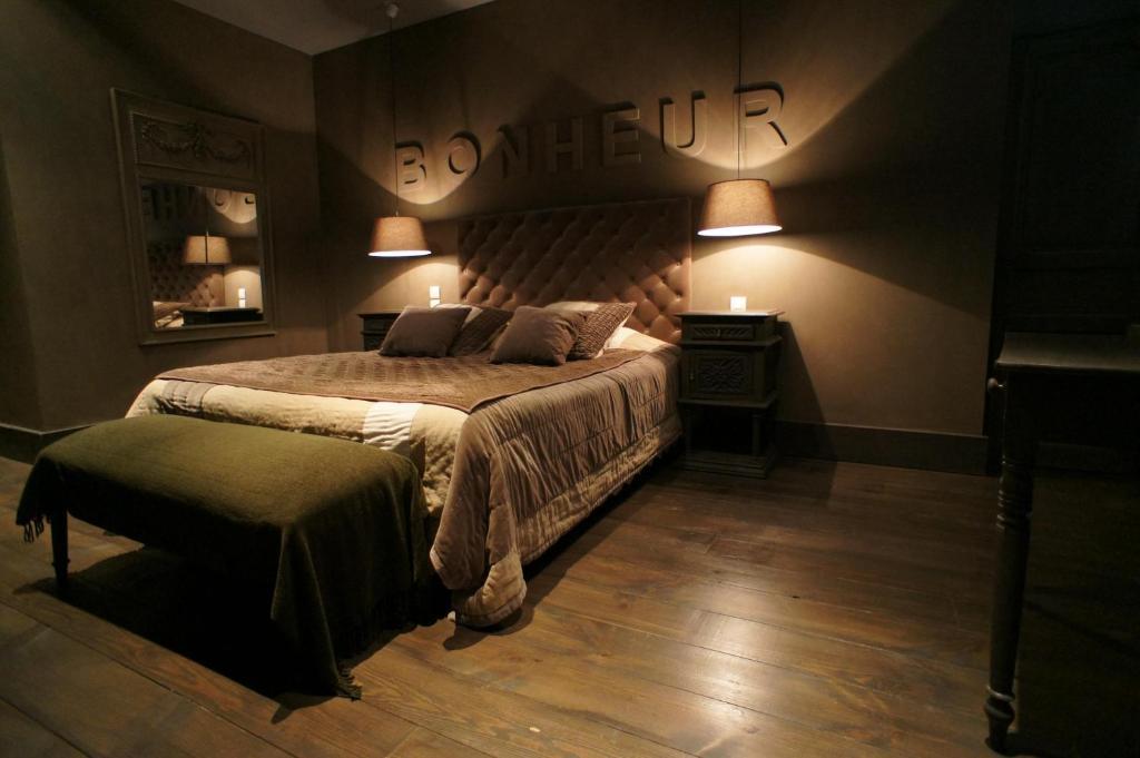 โฮเต็ล เดอลา ทัวร์ โคคูนนิ่ง เอ็ท แกสท์โรโนมี่ Hotel ชาตีลง-ซูร์-ชาลาโรนน์ ภายนอก รูปภาพ