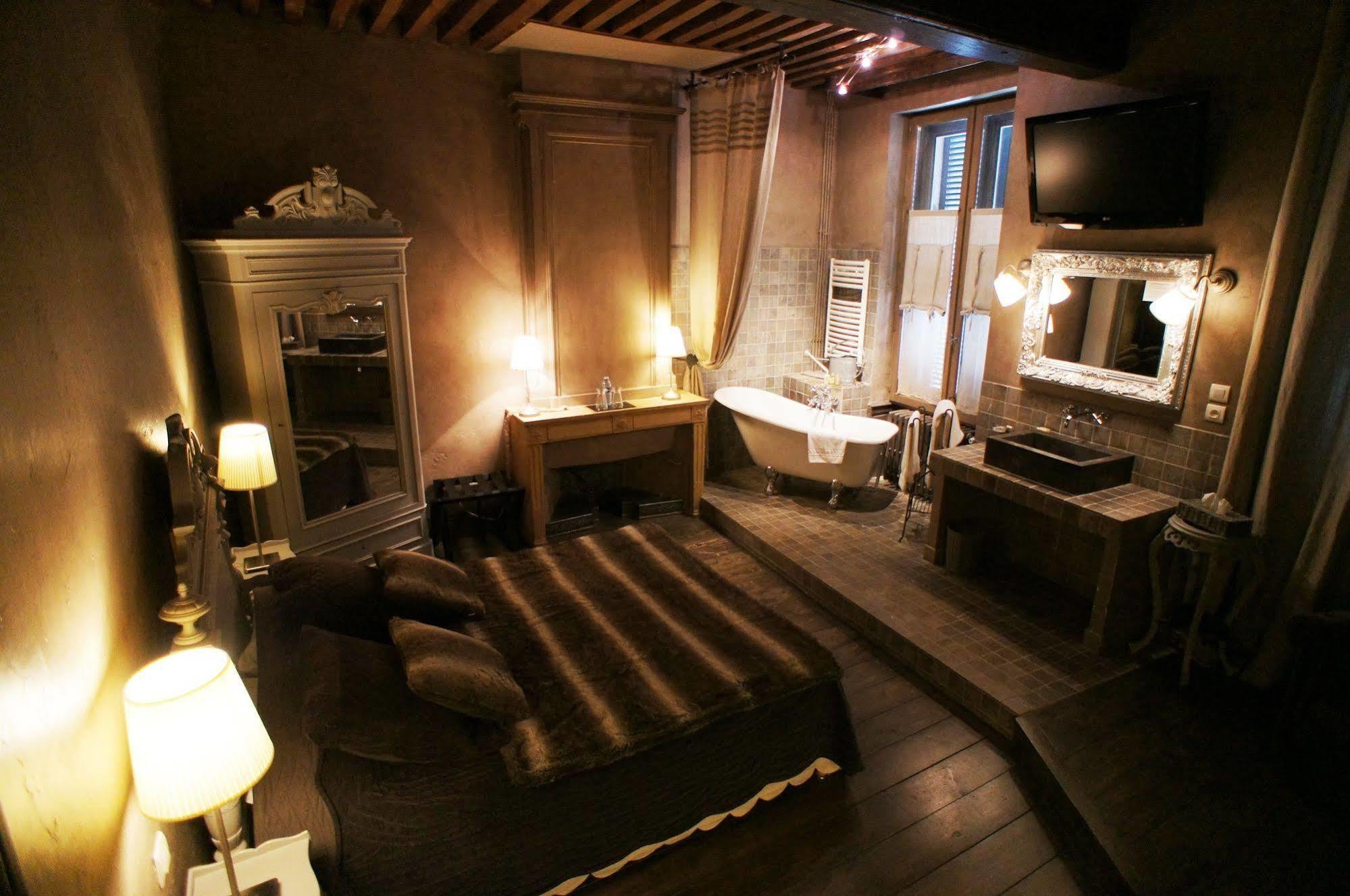 โฮเต็ล เดอลา ทัวร์ โคคูนนิ่ง เอ็ท แกสท์โรโนมี่ Hotel ชาตีลง-ซูร์-ชาลาโรนน์ ภายนอก รูปภาพ